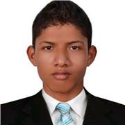 Profesor de informática imparte clases a jóvenes de secundaria